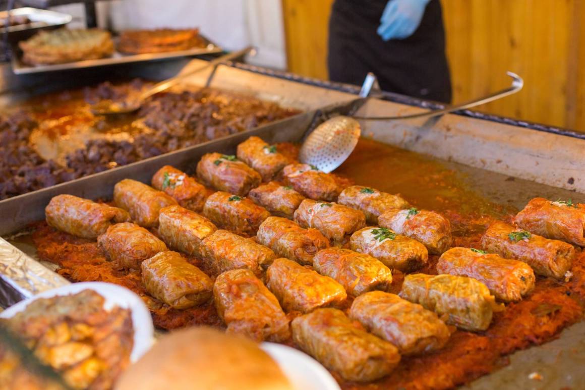 Sarmale sau rulouri de carne cu frunze de varza. Reteta tipic romaneasca