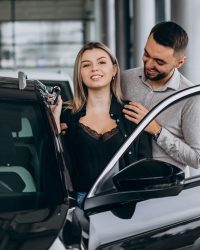 Cum pot raporta problemele legate de mașina închiriată